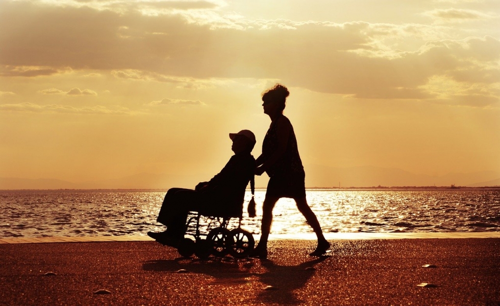Opieka nad osobą na wózku inwalidzkim – podstawowe zasady